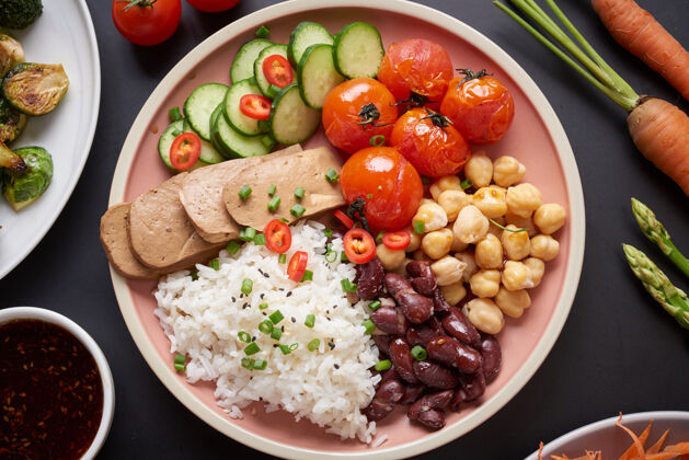 烹饪健康的有机豆腐和饭碗食物蔬菜沙拉