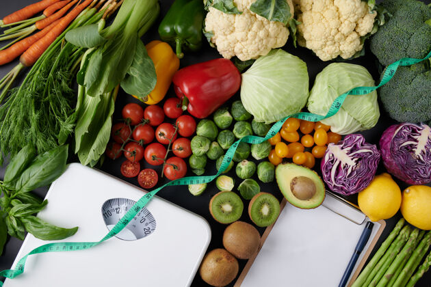 烹饪蔬菜水果减肥秤饮食概念顶视图健康减肥食物