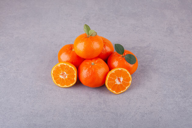 水果一排甜橘子 叶子放在石头上叶子热带多汁