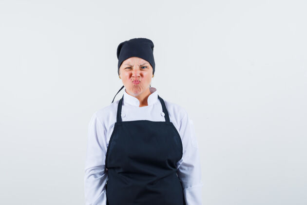自信女厨师身着制服 围裙愁眉苦脸地看着摄像机 正对着镜头手烹饪女性