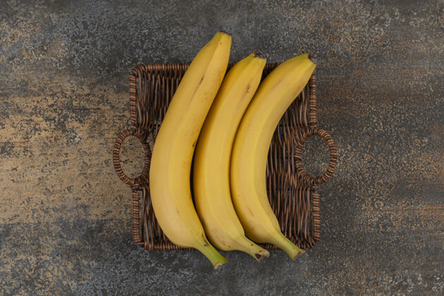 天然三个熟香蕉放在木篮里健康香蕉零食