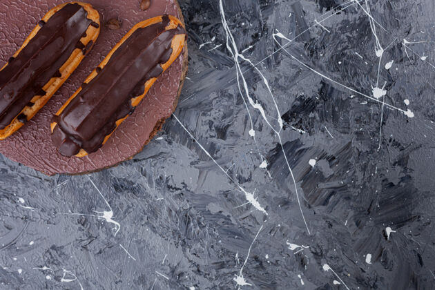美味放在木片上的美味甜巧克力蛋糕面包房釉料奶油