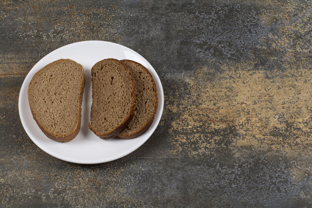 糕点美味的面包片放在白盘子里新鲜面包晚餐