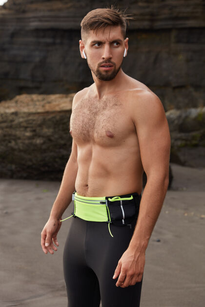 运动员照片中的自信男子表情周到 身穿黑色紧身裤 拥有肌肉发达的身材健康悬崖身体