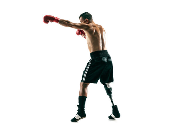 男子带假肢的肌肉运动员的全长肖像健身拳击自信
