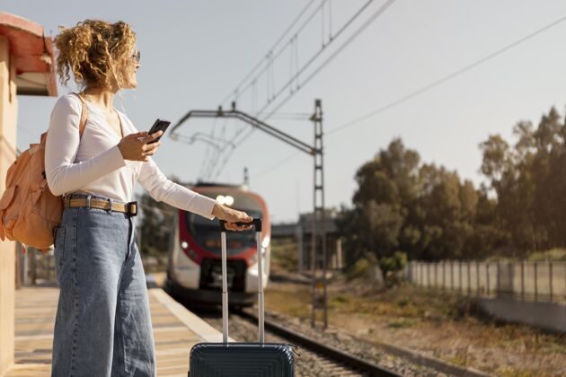 旅行坐火车旅行的中枪女人旅行者旅行水平