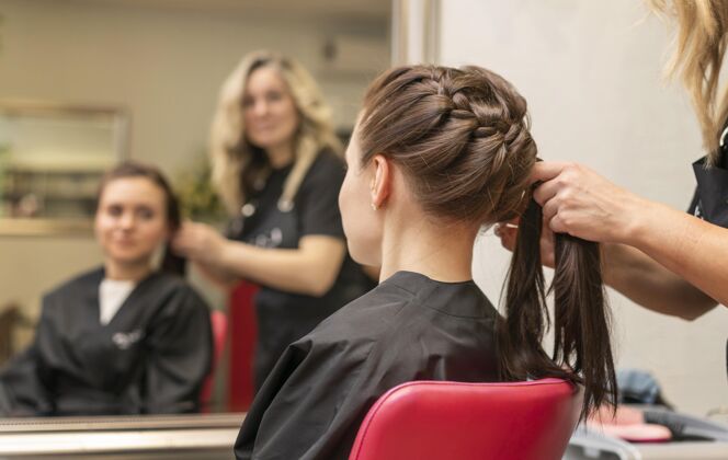 工作理发师在室内照顾客人的头发客户发型师专业