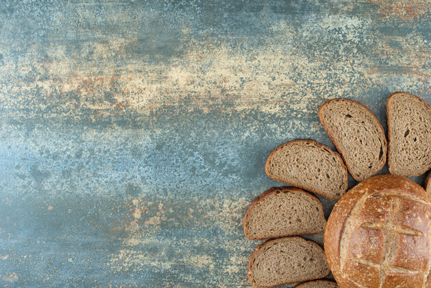 切片一个新鲜的棕色面包片大理石背景食品面包糕点