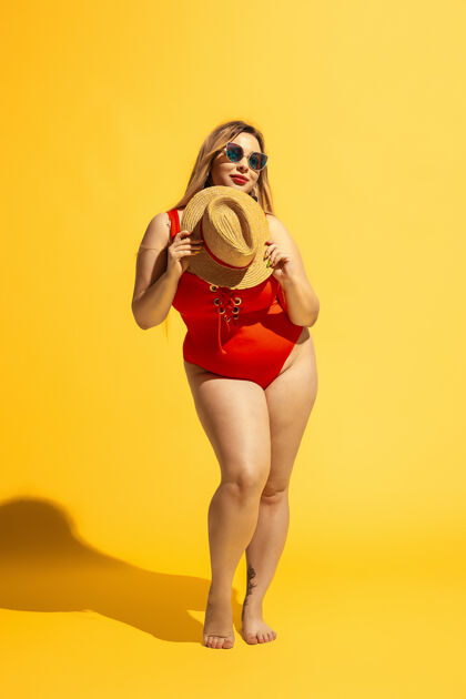 身体年轻的白人加大码女模特准备在黄色海滩度假年轻寒冷健康