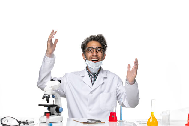 病毒正面图身着特殊套装的中年科学家围坐在桌子旁 拿着解决方案化学实验室医学