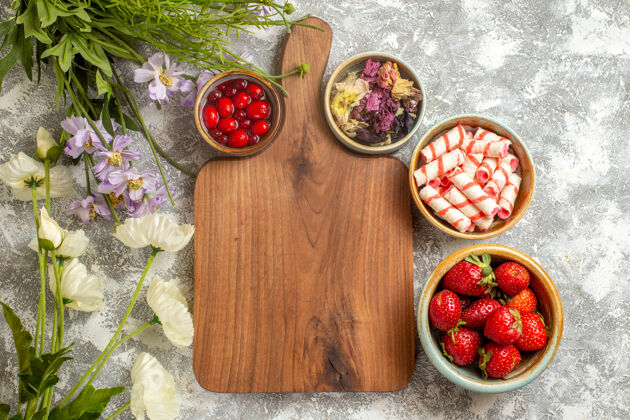 饮食顶视图新鲜的红色草莓与白色表面上的花朵浆果红色糖果新鲜视图顶部