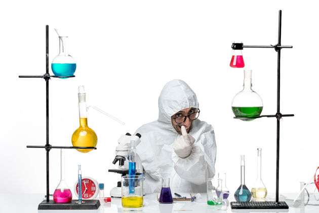 化学正面图穿着特殊防护服的男科学家在呼叫某人研究实验室技术人员