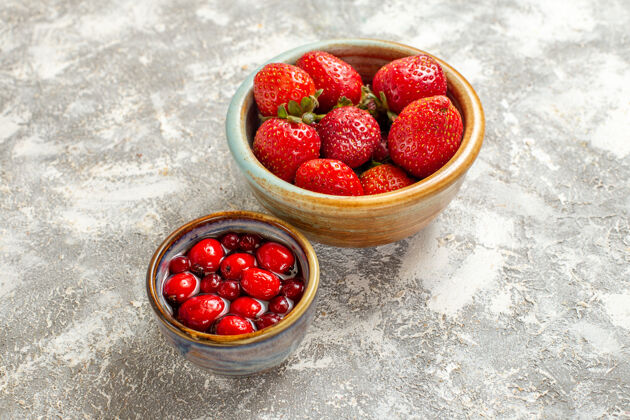 多汁正面图新鲜的红色草莓在白色表面上的小锅水果红色草莓浆果甜点锅