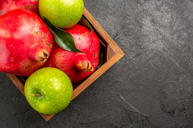 苹果顶视图新鲜的红石榴和绿色的苹果在黑暗的表面成熟的水果颜色多汁水果成熟