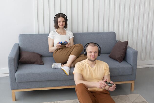 操纵杆男朋友和女朋友玩电子游戏玩家技术控制台