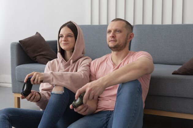 数字老婆和老公一起在家玩电子游戏在线游戏操纵杆