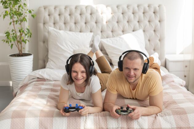 数字夫妻在家一起玩电子游戏控制台视频游戏玩家