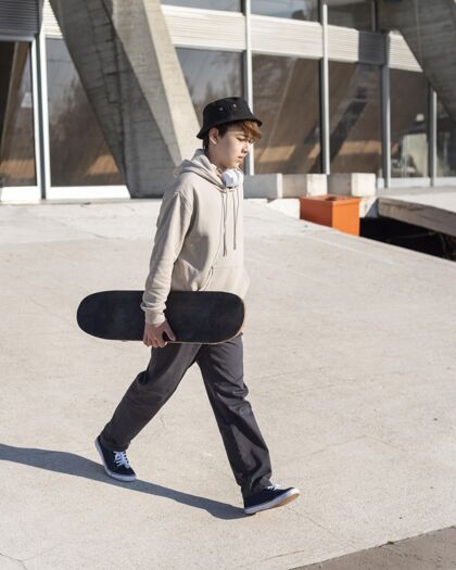 滑板十几岁的男孩玩滑板男孩青少年年轻人