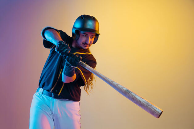人棒球运动员 穿着黑色制服的投手 在霓虹灯下自信地摆出渐变背景造型动作击球黑色