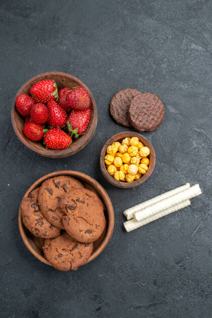零食顶视图新鲜的红色草莓和甜甜的饼干放在一个深色的桌上糖饼干蛋糕甜点健康饼干