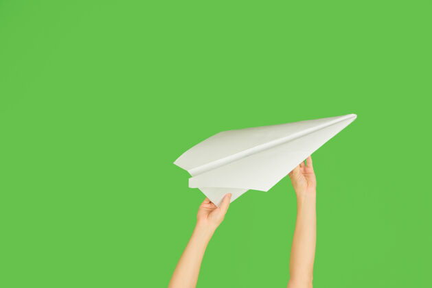 技术手拿着纸飞机的标志或绿色背景上的信息拇指不同点击