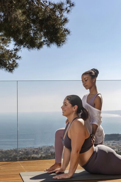 运动中等身材的女人在垫子上做瑜伽女性冥想治疗