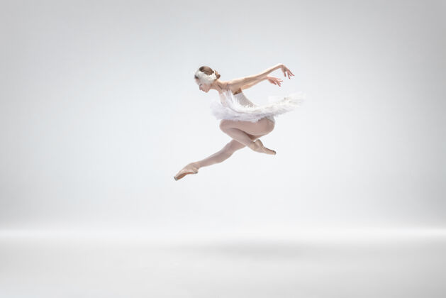平衡优雅的经典芭蕾舞演员在白色背景上跳舞角色姿势舞蹈