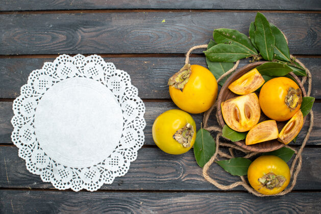 秋季在木质质朴的餐桌上俯瞰新鲜甜甜的柿子 品尝成熟的水果食物成熟的黄色