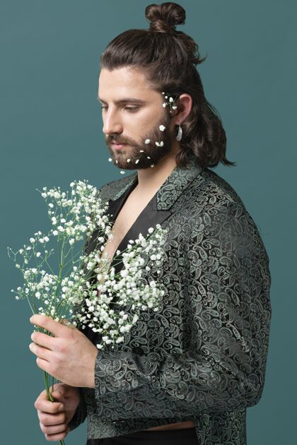 新的阳刚之气一个穿着时髦衣服拿着鲜花的男人模特肖像男性