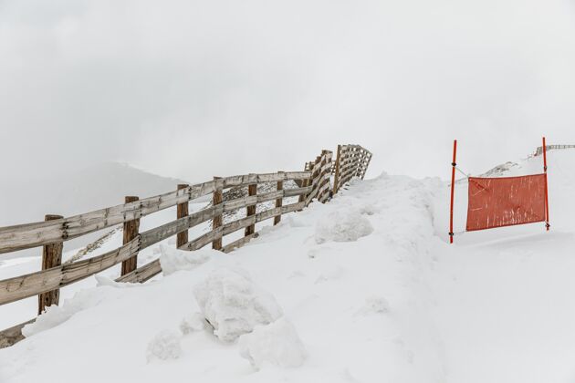 霜冻带围栏的冬季景观冬天季节寒冷
