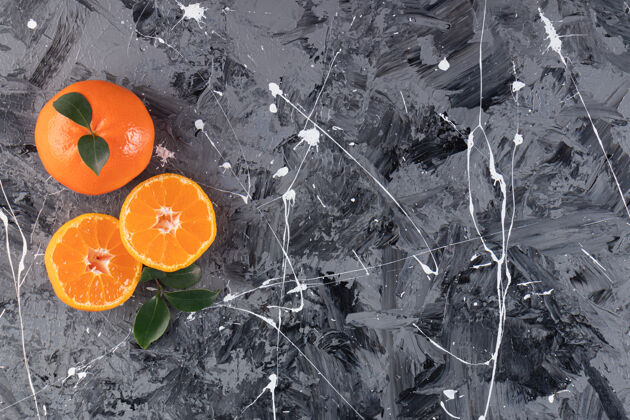 复制空间把整个橘子切成片 放在桌子上背景多汁叶子