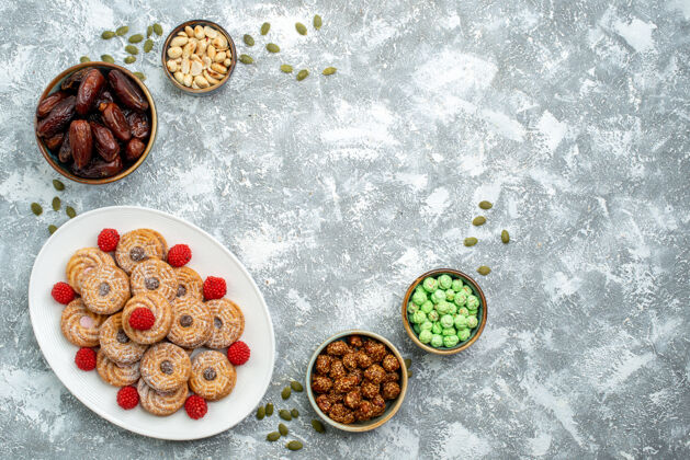 食物顶视图甜饼干与糖果和白色背景饼干糖饼干蛋糕茶甜饼干美食饼干