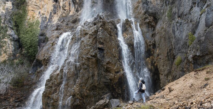 背包瀑布里的女人旅游山女人