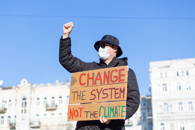 积极在城市广场举行个人纠察抗议 口号是拯救地球 改变体制而不是气候桌子街道