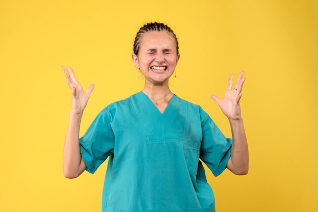 女医生前视女医生穿着医用衬衫尖叫 健康医护人员covid护士医院色彩感慨人肖像颜色