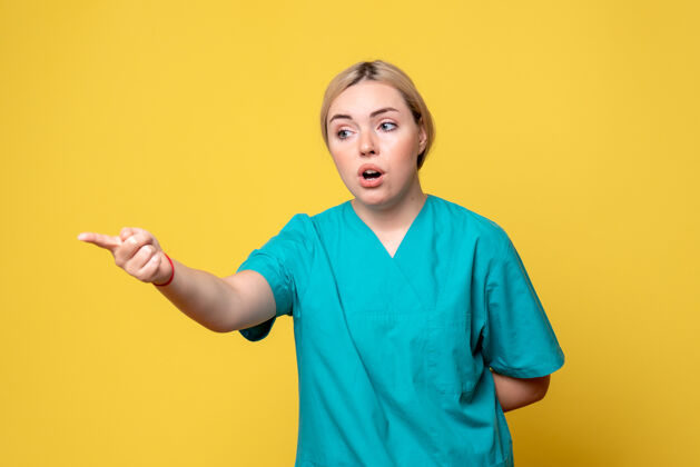情绪前视图穿着医用衬衫的女医生 医护人员欢呼女人微笑