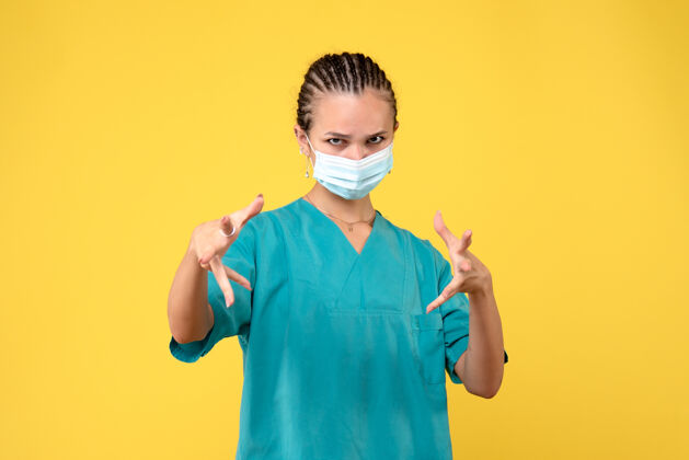 女性正面图女医生穿着医用衬衫 戴着口罩 健康护士医院病毒covid-19大流行色护士面具女医生