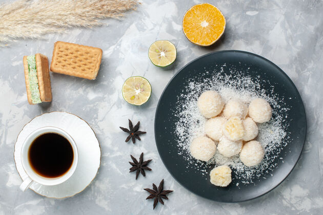 糖果俯瞰椰子糖和白茶饼干杯子茶