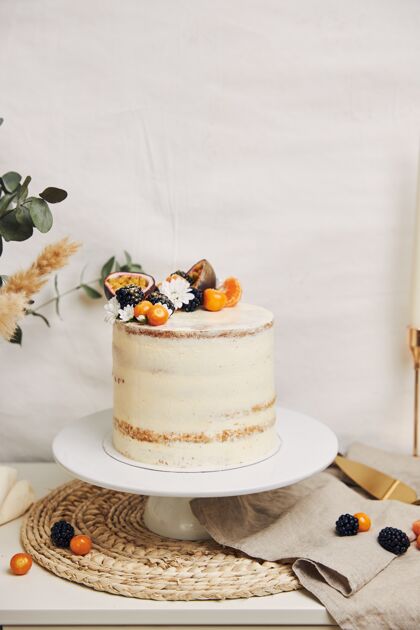 异国情调白色的蛋糕和浆果和西番莲紧挨着一棵植物 背景是白色的室内切片水果