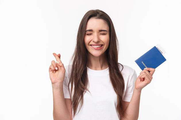 国外带护照的年轻女子画像商务微笑旅行者