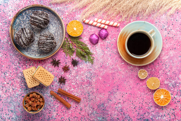 茶俯瞰巧克力蛋糕和华夫饼 浅粉色茶杯饼干咖啡水果