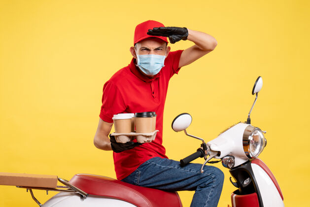 摩托车正面图：男信使身着制服 戴着咖啡面具 黄色大流行性冠状病毒-工作食品服务病毒颜色传送带服务
