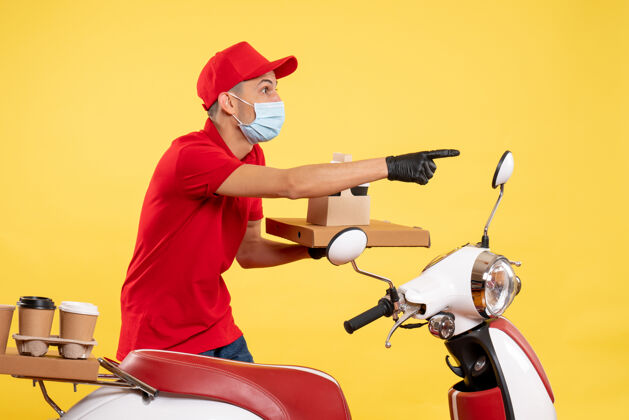 摩托车正面图身穿红色制服的男性信使 黄色工作服上有食品盒和咖啡大流行病毒-病毒颜色统一制服服务工作