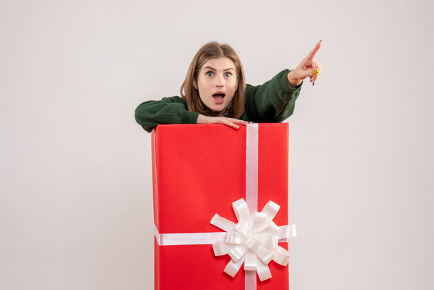 爱国礼物盒内年轻女性的正面图圣诞节年份节日
