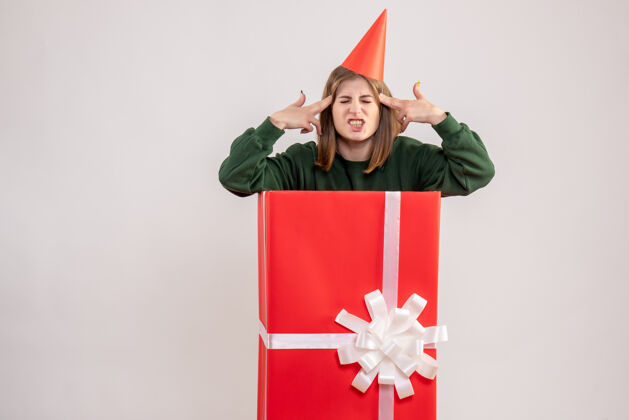 圣诞正面图红色礼品盒内的年轻女性购物人盒子