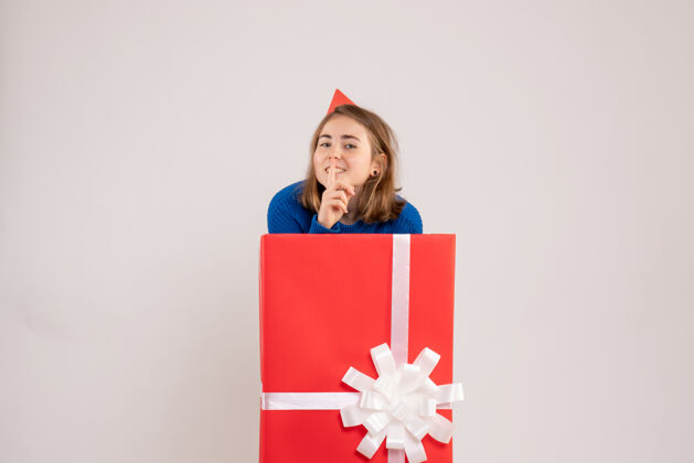 圣诞节正面图红色礼品盒内的年轻女性情感颜色爱国