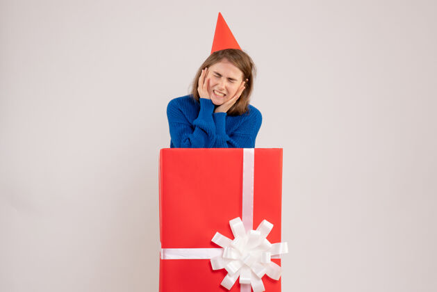 盒子正面图红色礼品盒内的年轻女性颜色惊喜纸