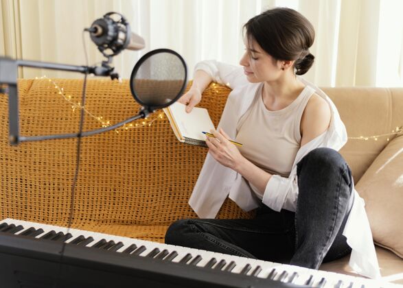 声音有创意的女人在家里练习一首歌制作音乐激情