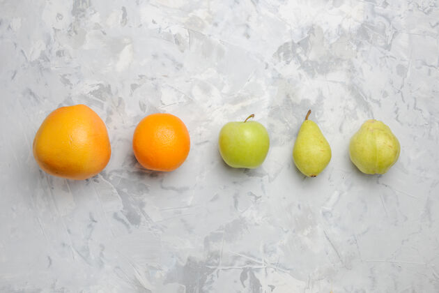 橘子顶视图白色背景上衬着新鲜水果 梨和橘子水果食品饮食