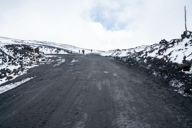 路野生埃特纳火山地形与火山顶部的雪和灰道路景观年天空季节